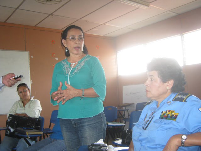 Maria Lidia Espinales, del FSLN y Comisionada mayor Fatima Flores